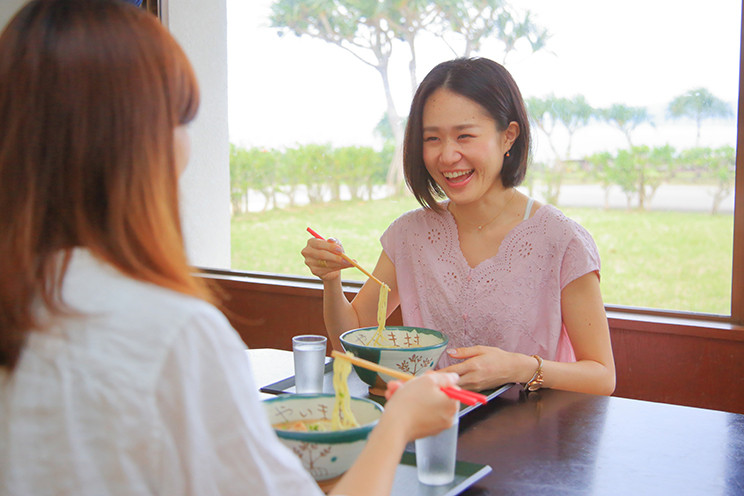 「あんぱる食堂」では、人気の八重山そばをはじめ、地元の食材を使用した料理を提供しています。