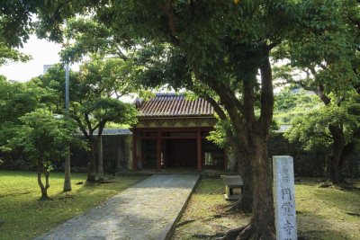 旧円覚寺総門(県指定有形文化財)