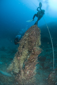 30年前から大深度での釣り糸撤去作業や、水中清掃など活動をボランティアで企画運営してきました。