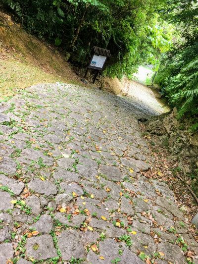 当山の石畳道(県指定史跡)