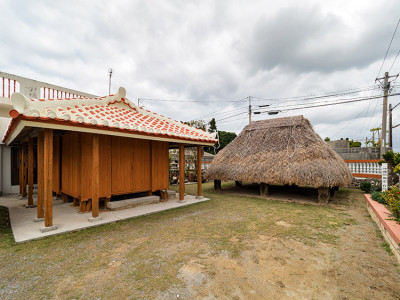 伊是名村仲田の神アサギ(附宅地)