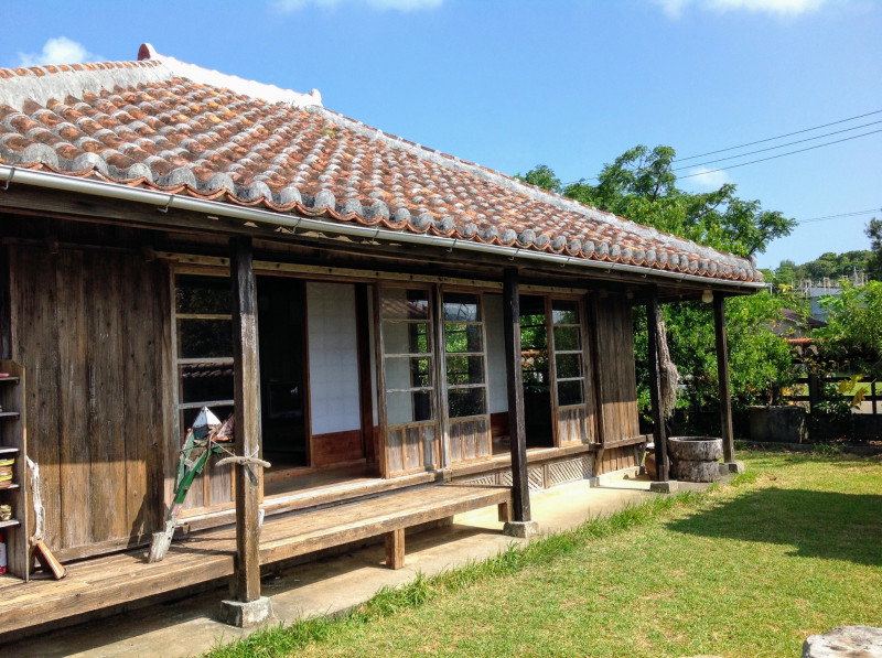 赤瓦屋根の琉球古民家