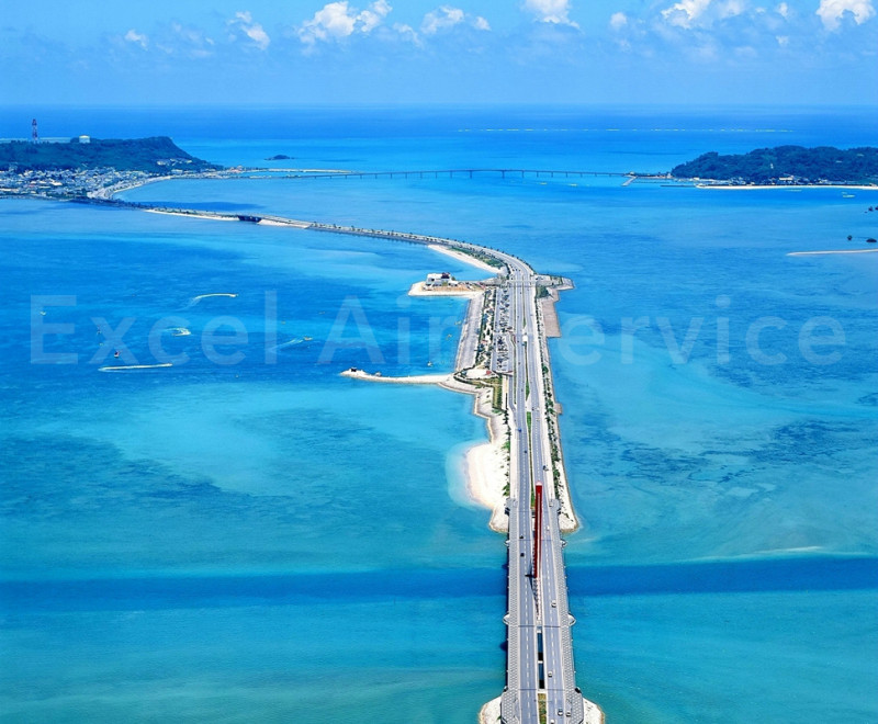 ～満潮時には海の中を突っ切るように通っている海中道路～