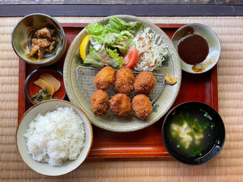 お昼の定食、豚ヒレかつ定食。やわらかいヒレかつは大人気！1500円