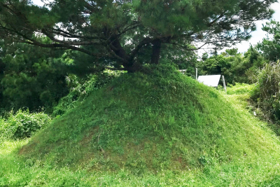 真栄田の一里塚(村指定文化財)