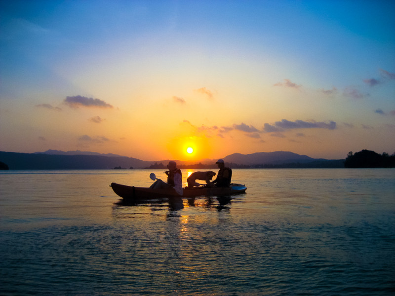 羽地内海夕暮れのカヌー