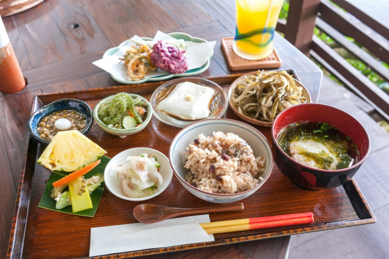 見た目にも美しい滋味豊かな定食も