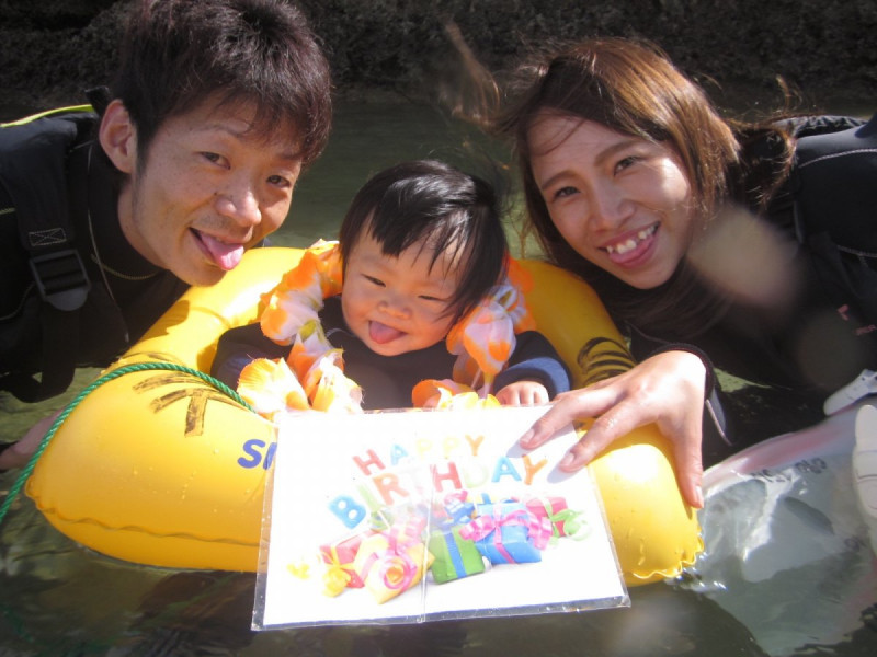 沖縄の海でお子様の誕生日のお祝い。嬉しい＆楽しい♪