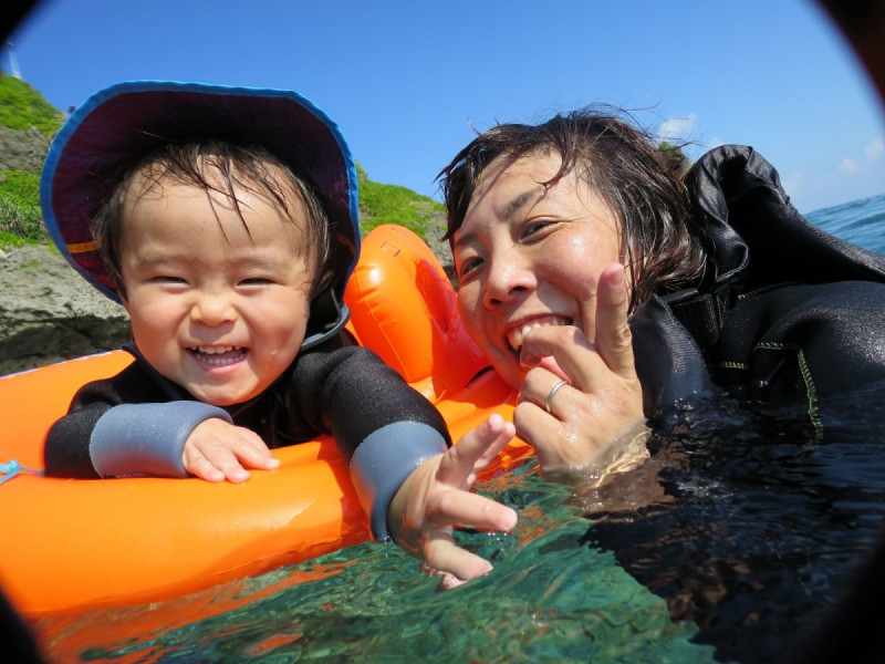 1歳からの青の洞窟シュノーケリング。1組貸切だからご家族だけで安心して楽しめます