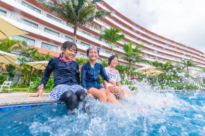 水深1ｍのプールエリアでは小さなお子様も安心して遊ぶことができます