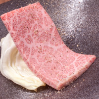 単品のお肉は1人前だけでなく、1枚からでも注文可能。色々な部位を試せるのが嬉しい。