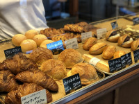 ベーカリーとお惣菜、ワインのお店