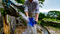 垣花樋川の湧水の水汲み