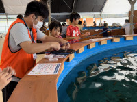 釣り方のサポートはスタッフがいるので安心です！魚もはずします