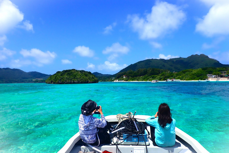 海へ向かう移動中もフォトジェニックな景色が広がります。