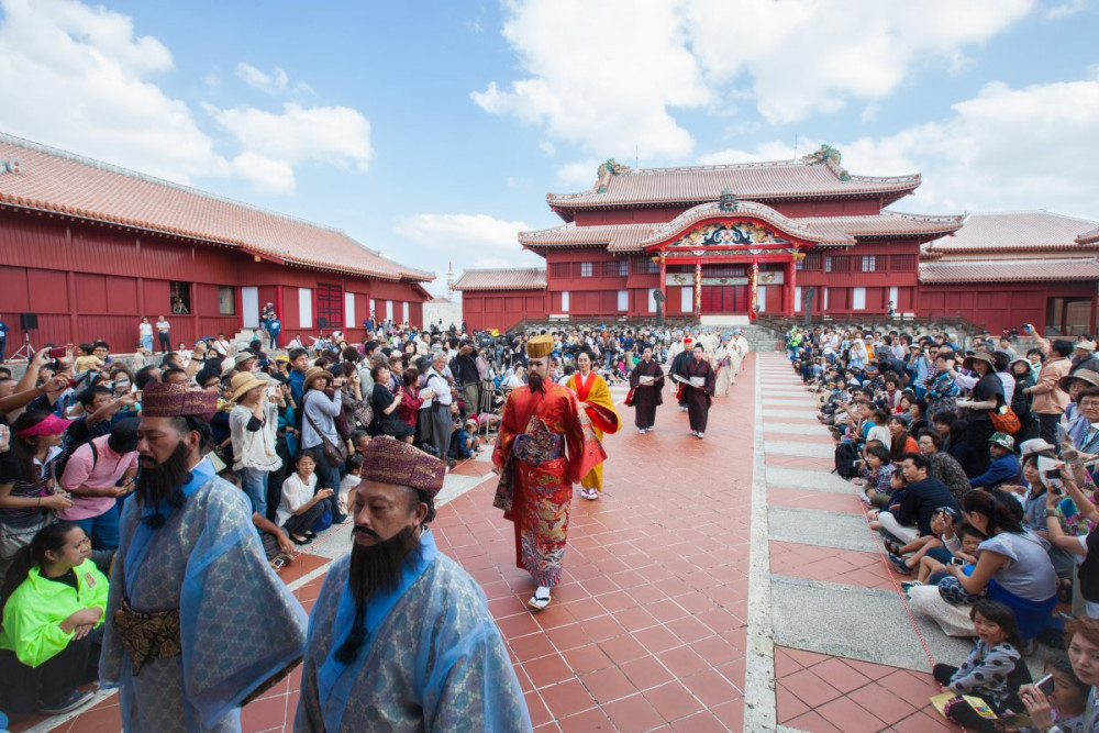 （写真提供：首里城公園）　「三ヶ寺参詣行幸」の行列を再現した「古式行列」