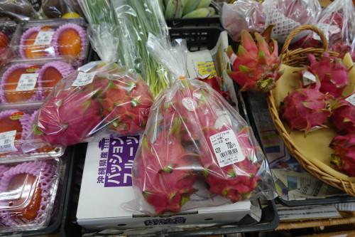 今帰仁の駅そーれに並ぶ村内で採れた野菜や果物