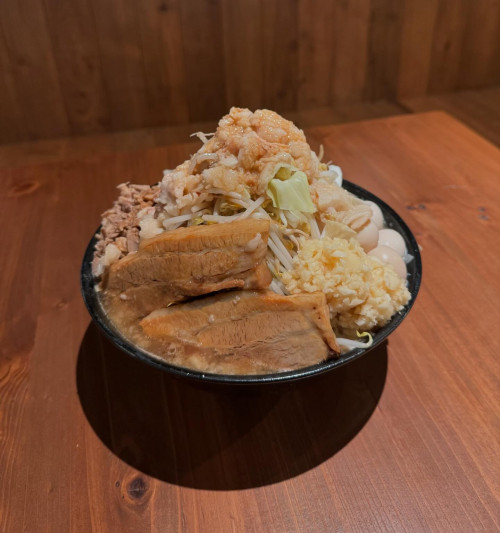 【5月8日オープン】ボリューム満点な二郎系ラーメンを味わえる「ラーメン日輪」(沖縄市エリア)