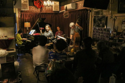 The  Harvestmoon  Jazzclub 店内©長濱良起 