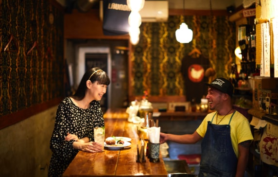 いつも賑わう栄町。ノスタルジックな町並みの気になるあの店。